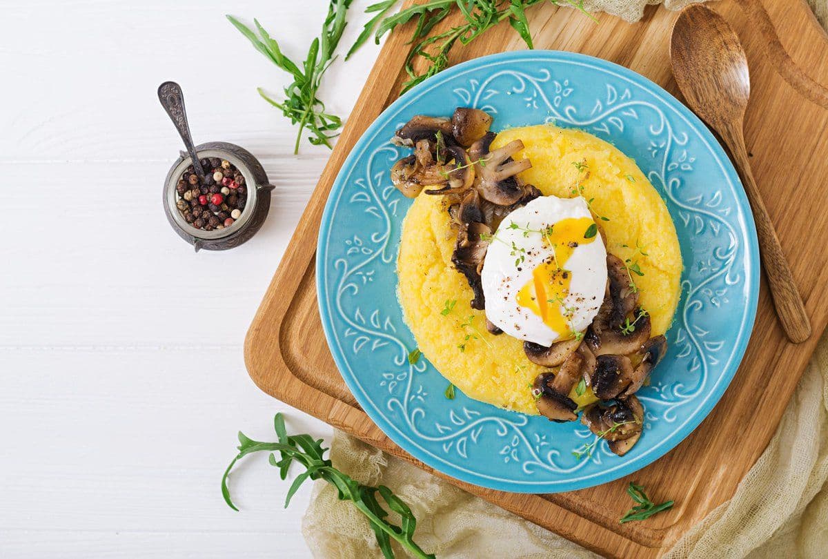 kasha-na-zavtrak-polenta-s-gribami-i-yajtsom-pashot