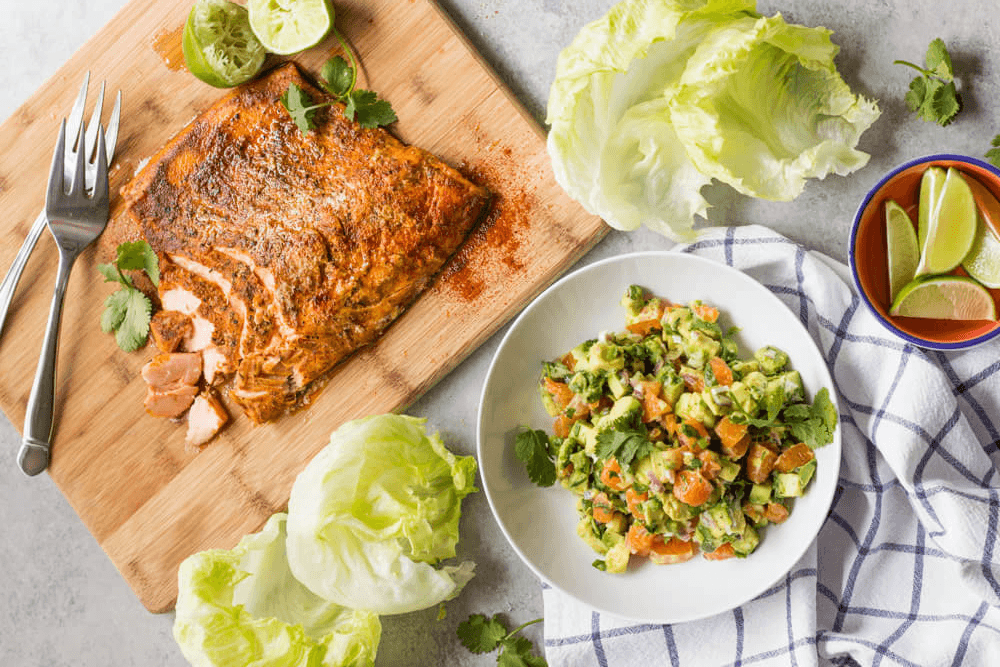tako-na-listyah-salata-s-lososem