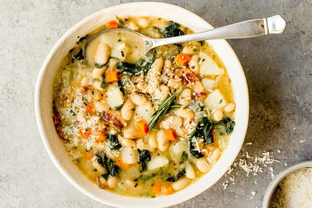 tushenaya-belaya-fasol-s-okunem-zelenyu-i-parmezanom